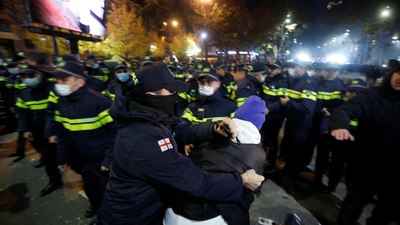 Gürcistan'da göstericilerin kapattığı cadde açıldı