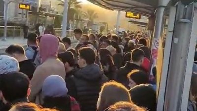 İstanbul'da toplu ulaşım çilesi: Tramvay duraklarında yoğunluk yaşandı