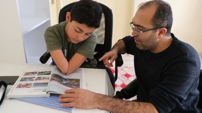 Van'da kolları ve bacakları olmayan öğrencinin ailesi, evi okula çevirdi