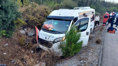 Muğla'da yoldan çıkan minibüs şarampole girdi: 8 yaralı