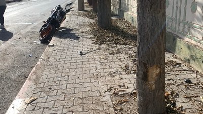 Karaman'da ağaca çarpan motosiklet savruldu