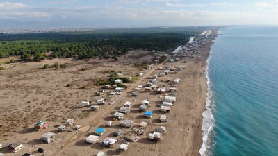 Antalya'da denize sıfır çardakların yıkımında gerginlik