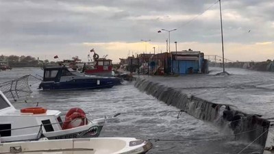 İstanbul'da deniz taştı, tekneler zarar gördü