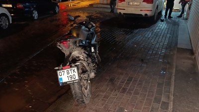 Antalya'da motosiklet ile çekici çarpıştı: 1 yaralı