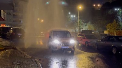 İstanbul'da su borusu patladı, fırsat bilip aracını yıkadı