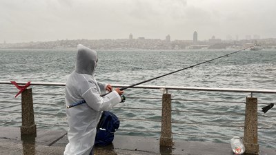 Üsküdar’da balıkçılar lodosa rağmen balık tutmaya devam etti