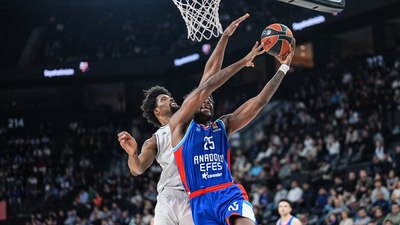 Anadolu Efes, sahasında Paris Basketbol'a yenildi