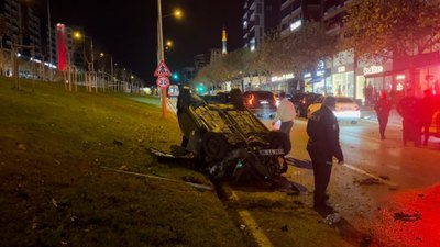 Bursa'da kontrolden çıkan otomobil refüje çarparak takla attı: 1 yaralı