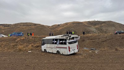 Çankırı'da cenazeye giden midibüs devrildi: 29 yaralı