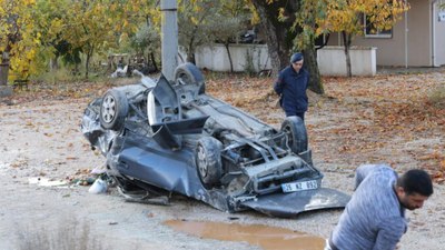 Muğla'da otomobil kağıt gibi ezildi: 3 yaralı