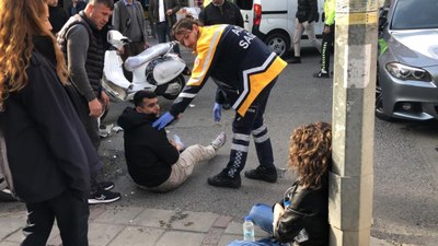 Tekirdağ'da otomobile çarpıp savrulan motosikletli, yayanın üstüne düştü