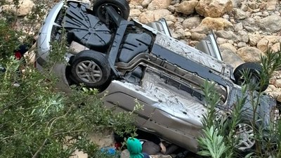 Kahramanmaraş'ta otomobil dere yatağına yuvarlandı: 1 ölü, 2 yaralı