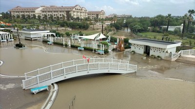 Antalya'nın bazı ilçelerinde sağanak etkili oldu