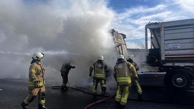 İstanbul'da seyir halindeyken tekeri patlayan tır alev aldı.