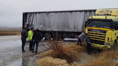 Çorum'da makaslayan tırın sürücüsü burnu bile kanamadan kurtuldu