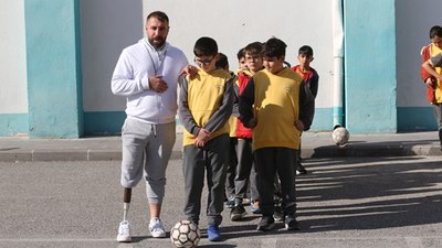 Kayseri'de ampute milli futbolcu, öğretmenlik azmiyle öğrencilere ilham oluyor