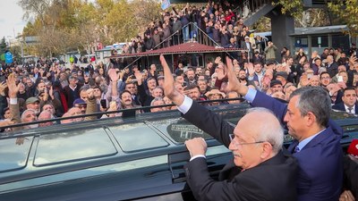 Mahkemede savunma yapan Kemal Kılıçdaroğlu adliye çıkışı kalabalığı selamladı