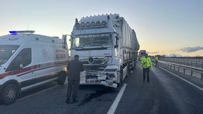 Bilecik'te tır, işçi servisine çarptı: 10 yaralı