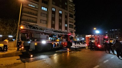 Kayseri'de evini ateşe verdi, binayı sokağa döktü