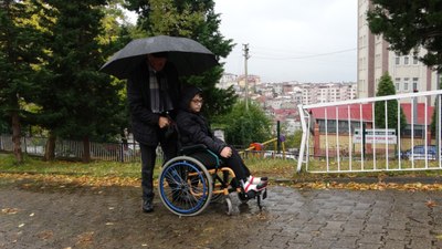 Giresun'da emekli öğretmen, engelli torununu her gn okula getirip götürüyor