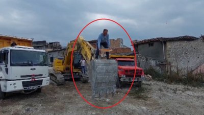 Hatay'da kepçenin kovasında künefe çeviren operatör ilgi odağı oldu