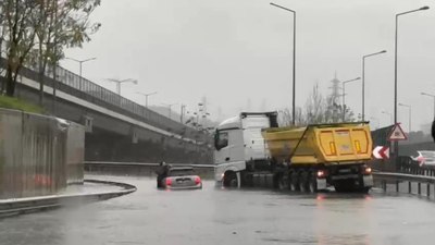 İstanbul'da sağanak: Seyrantepe'de araç mahsur kaldı