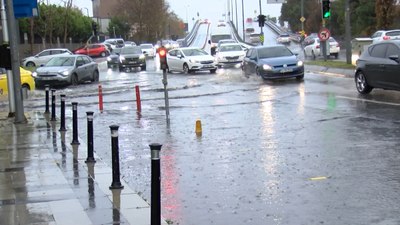 İstanbul'da cadde ve sokaklar göle döndü