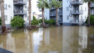 Antalya'da su basan alanlarda temizlik ve tahliye çalışmalarına başlandı