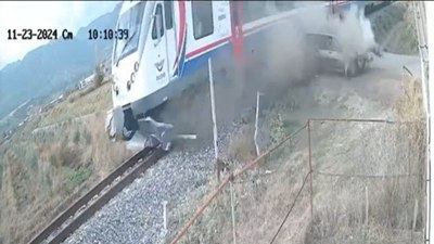 Manisa'da yolcu treni otomobil ile çarpıştı