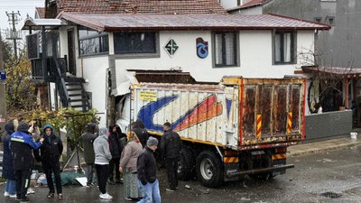 Sakarya’da faciadan dönüldü: Kamyon eve girdi