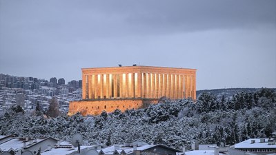 Ankara'da etikili kar yağışı şehri beyaza boyadı