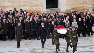 Tüm illerden gelen öğretmenlerle Anıtkabir'i ziyaret etti