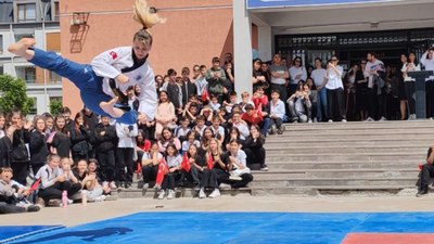 Eskişehir'de dünya şampiyonu öğretmen derse takla atarak başlıyor