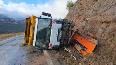 Karabük'te tuzlama aracı devrildi: 2 yaralı