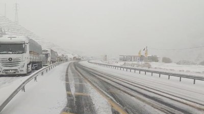 Erzincan-Sivas yolundaki Sakaltutan Geçidi’nde ulaşım aksadı