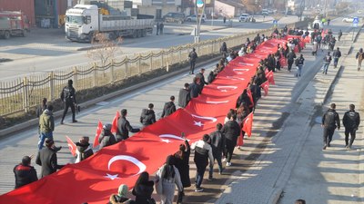 Hakkari'de öğretmenler, şehit meslektaşları için yürüdü