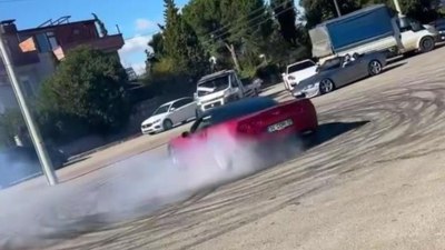 Antalya'da gelin ve damadın aracı drift yaptı, pahalıya patladı