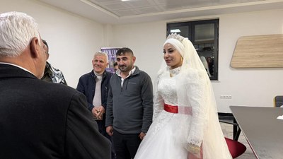 Kahramanmaraş'ta kardan dolayı mahsur kalan gelin ve damat 11 saat sonra kurtarıldı