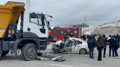 Eskişehir'de kamyon ve otomobil  kafa kafaya çarpıştı: 1 ölü