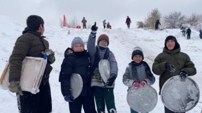 Kayseri'de çocukların tepsi, poşet ve leğenle kar keyfi