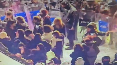 Taksim'de polise biber gazı ve boyalı saldırı