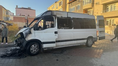 Kırklareli'de park halindeki minibüs yandı