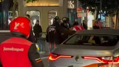 İstanbul'da motosikletli kuryeler sürücüyü darbetti