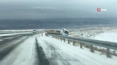 Kars’ta buz tutan yolda kayan tır şarampole düştü