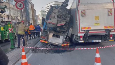 İstanbul'da yol çöktü! 2 kamyon çukura düştü