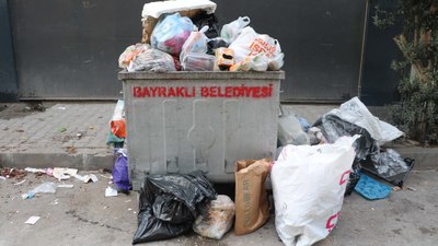 Bayraklı'da işçiler grevde: Çöpler sokakları doldurdu