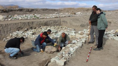 Oluz Höyük'de kutsal oda ve taş ortaya çıkarıldı