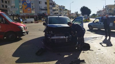 Antalya'da 2 kişi yan yatan araçta sıkıştı