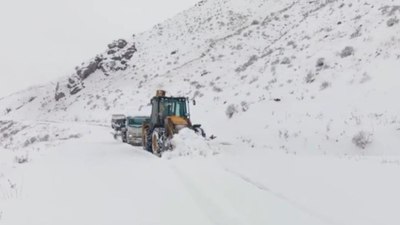 Siirt'te karda mahsur kalan yolcu minibüsü ile tanker kurtarıldı