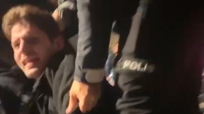 İstanbul'da polis memuruna saldırdı: Elini ısırıp tekme attı